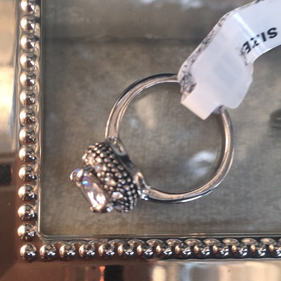 Gorgeous White CZ ring on Silver Plated - Picture 4 of 4